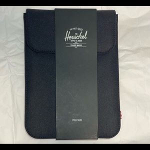 Herschel Supply Company | Spokane Sleeve (black) | NWT